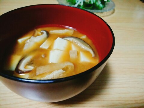 豆腐と椎茸と油揚げの味噌汁